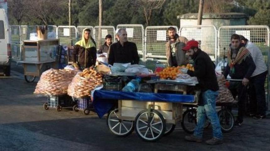 Kazlı&ccedil;eşme Miting Alana Seyyar Satıcılar Akın Etti