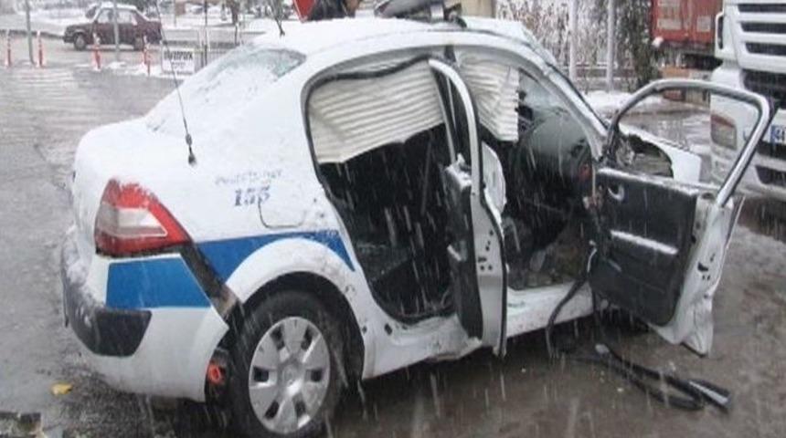 Malatya&rsquo;da Trafik Ekibinin Aracı Minib&uuml;sle &Ccedil;arpıştı