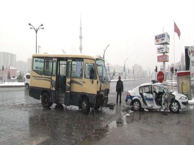 Malatya’da Trafik Ekibinin Aracı Minibüsle Çarpıştı