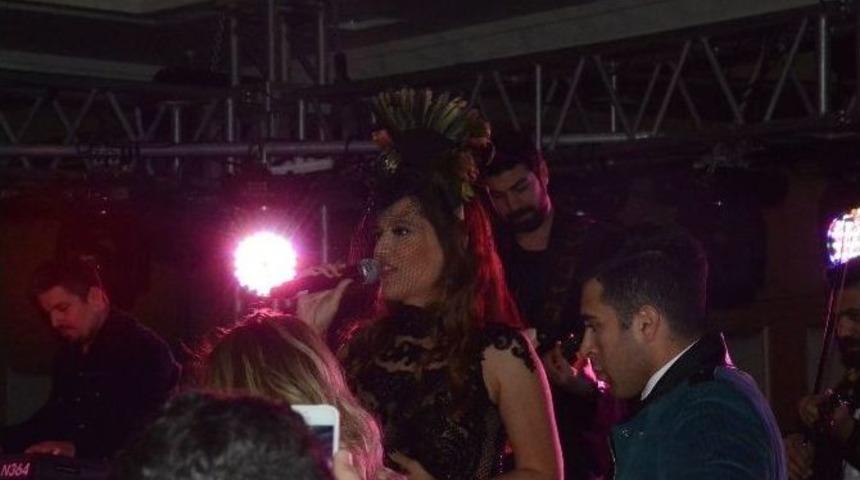 Demet Akalın&rsquo;dan Kavga Eden Seyircilere Fır&ccedil;a