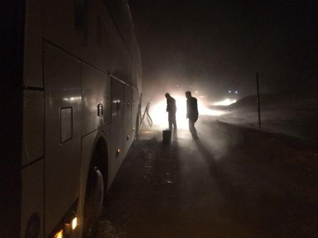 Kop Dağı&rsquo;nda Kaza Yolu Ulaşıma Kapattı