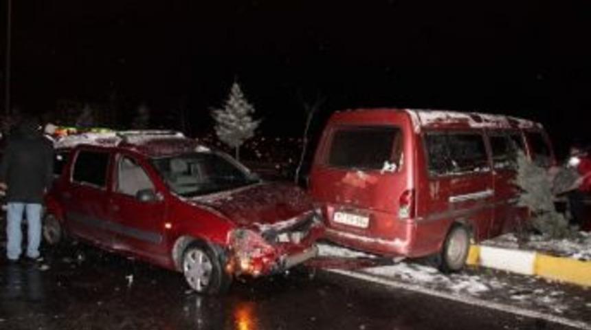 Nevşehir&rsquo;de Buzlanma Kazalara Neden Oldu: 17 Yaralı