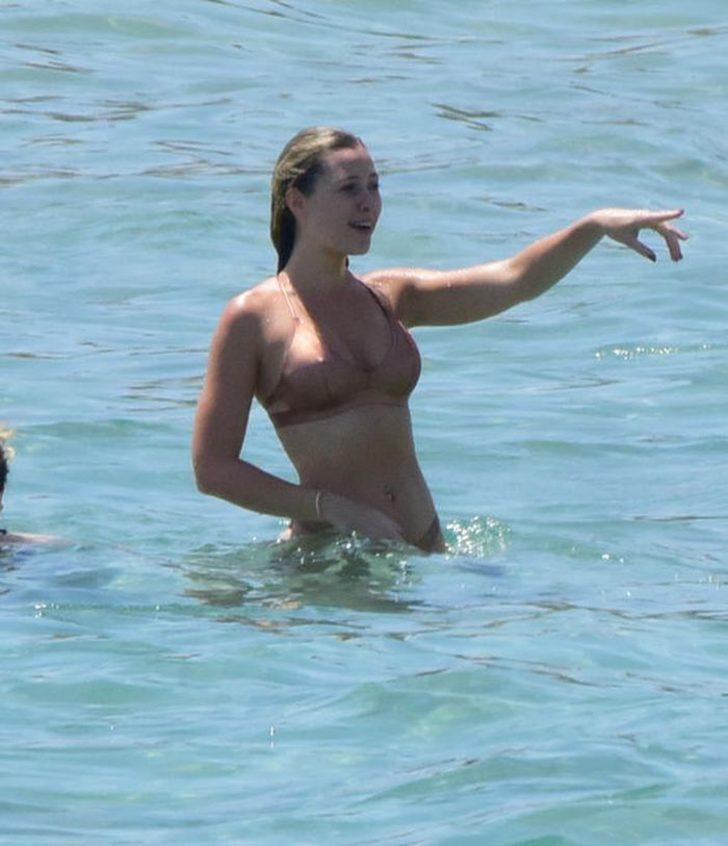 Chloe Loughnan Ortaç tek başına yüzdü  G4