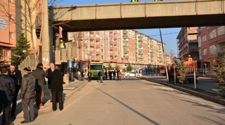 K&uuml;tahya&rsquo;da G&ouml;r&uuml;nt&uuml; Kirliliği Oluşturan &Uuml;st Ge&ccedil;it Yıkıldı