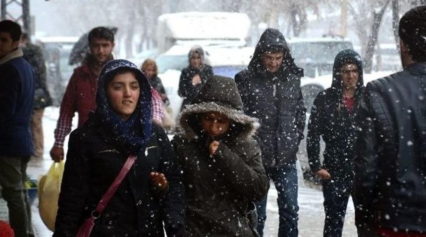 Y&uuml;ksekova&rsquo;da Lapa Lapa Kar Yağışı