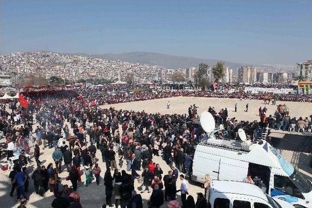 İzmir’de Binlerce Kişiyi Buluşturan Festival