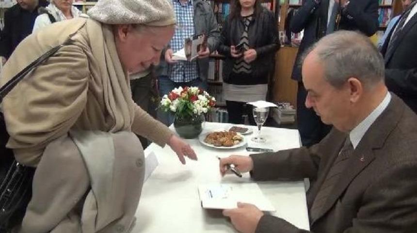 İlker Başbuğ Son &Ccedil;ıkan Kitabını Imzaladı