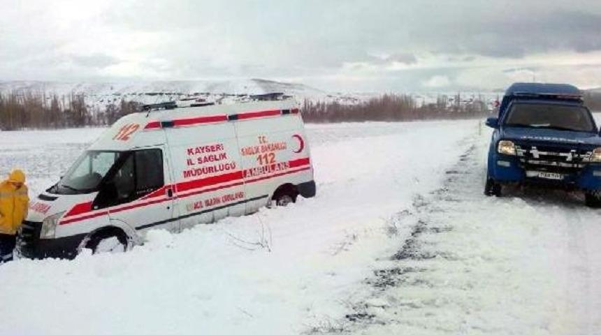 Jandarma, Kayseri’De Buzlanan Yolda Kayan Ambulansın Imdadına Yetişti