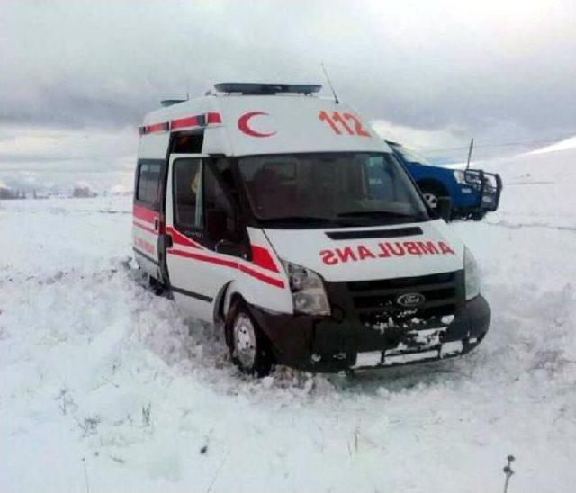 Jandarma, Kayseri’De Buzlanan Yolda Kayan Ambulansın Imdadına Yetişti