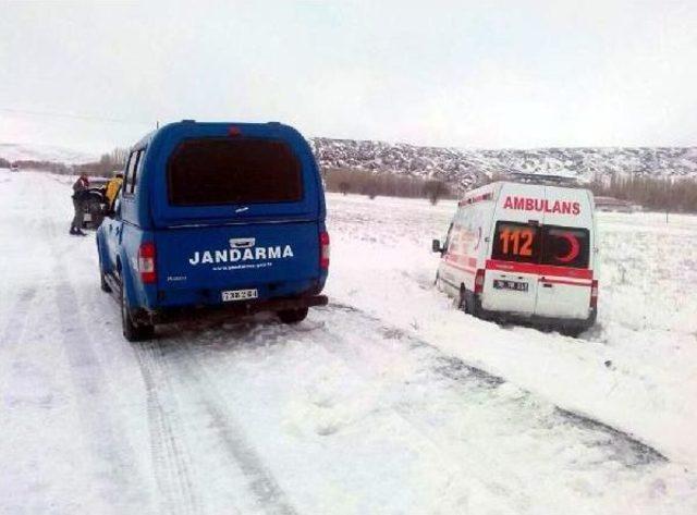 Jandarma, Kayseri’De Buzlanan Yolda Kayan Ambulansın Imdadına Yetişti