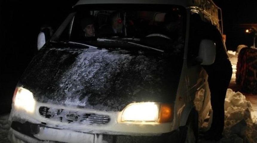 Beş Kişi Donmak &Uuml;zereyken Kurtarıldı