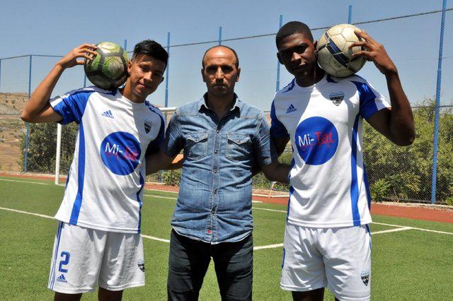 ozel-diyarbakira-gelen-kolombiyali-futbolcular-ceviri-programiyla-anlasiyor_1349_dhaphoto3