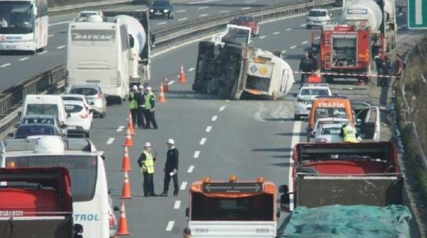 Sapanca'da Sıvı Oksijen Y&uuml;kl&uuml; Tanker Devrildi: 1 Yaralı