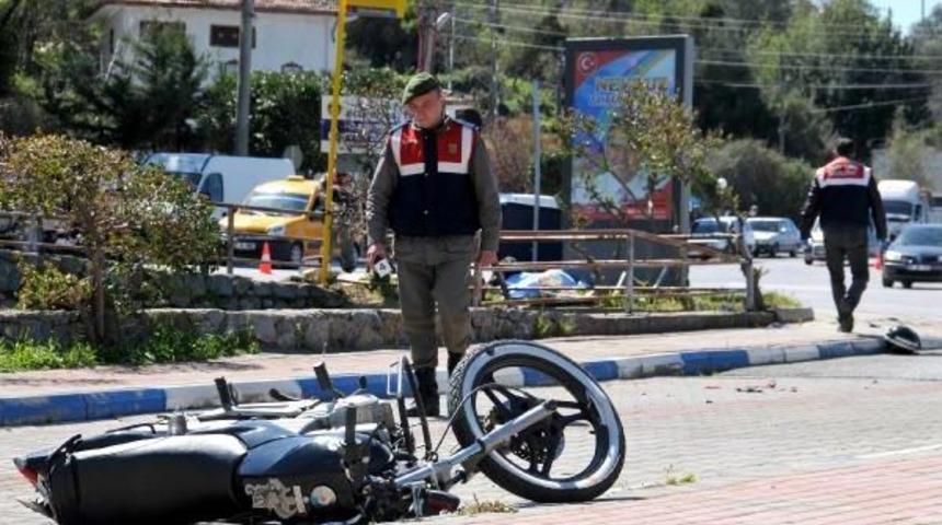 Alanya'da 2 Motosiklet &Ccedil;arpıştı: 1 &Ouml;l&uuml;, 3 Yaralı