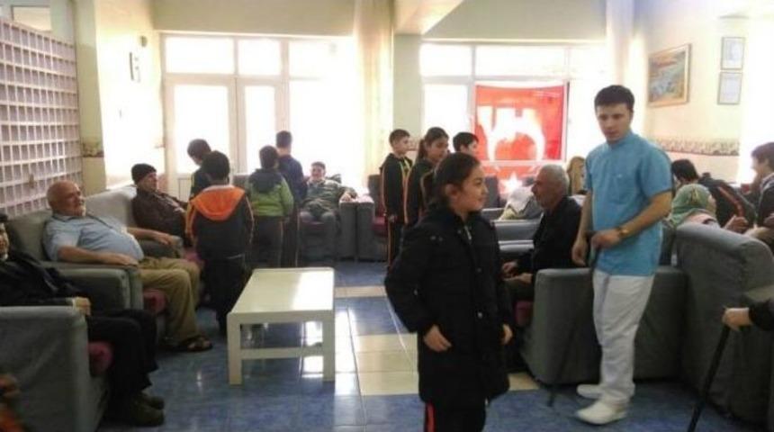 &Ouml;ğrencilerden Huzurevine Anlamlı Ziyaret