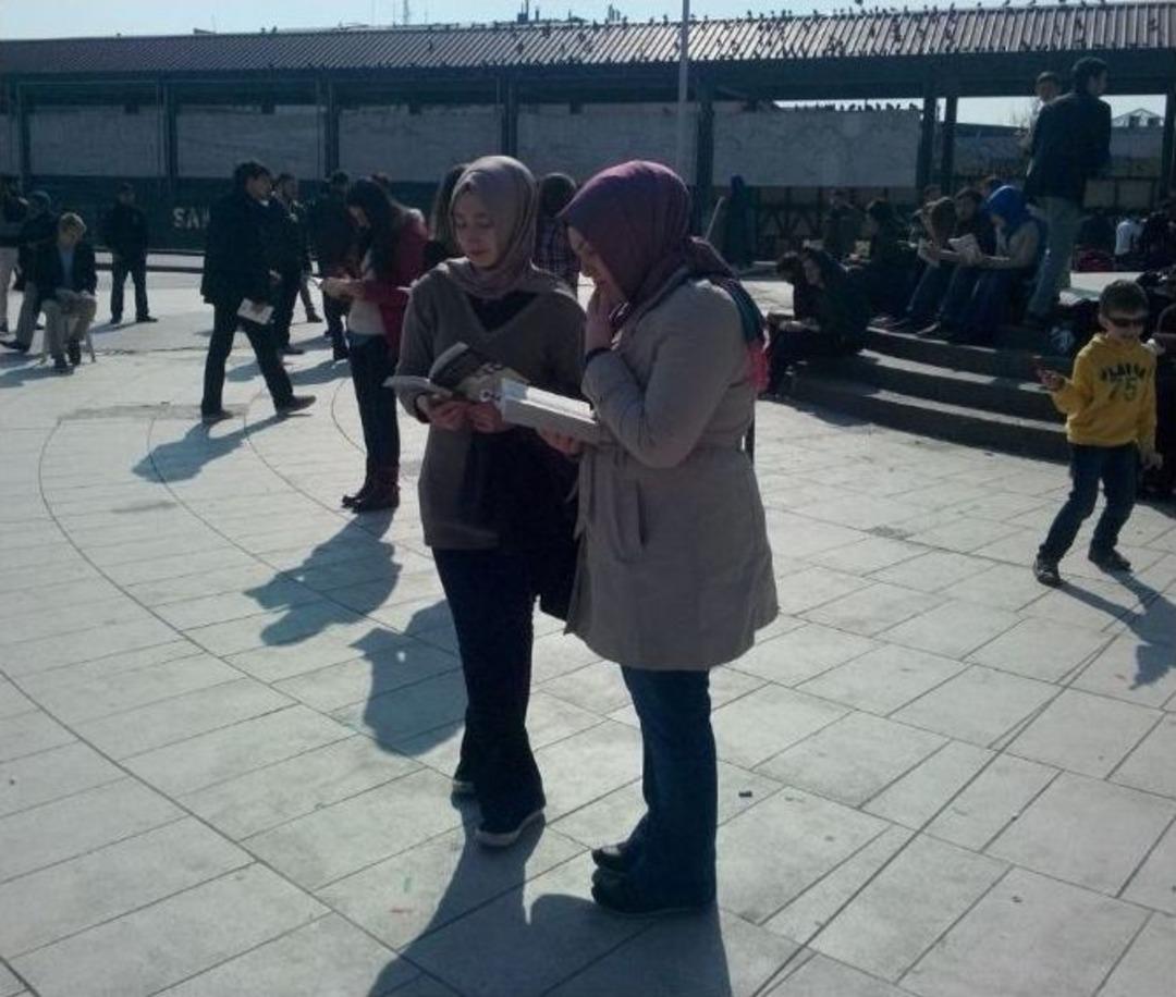 &Ouml;ğrenciler Kent Meydanında Kitap Okudu