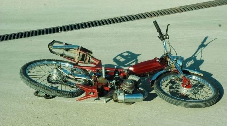 Sabah Yarış Yaparken Jandarma&rsquo;dan Ka&ccedil;an Mobilet S&uuml;r&uuml;c&uuml;s&uuml; &Ouml;ğleden Sonra Tır&rsquo;ın Altına Can Verdi