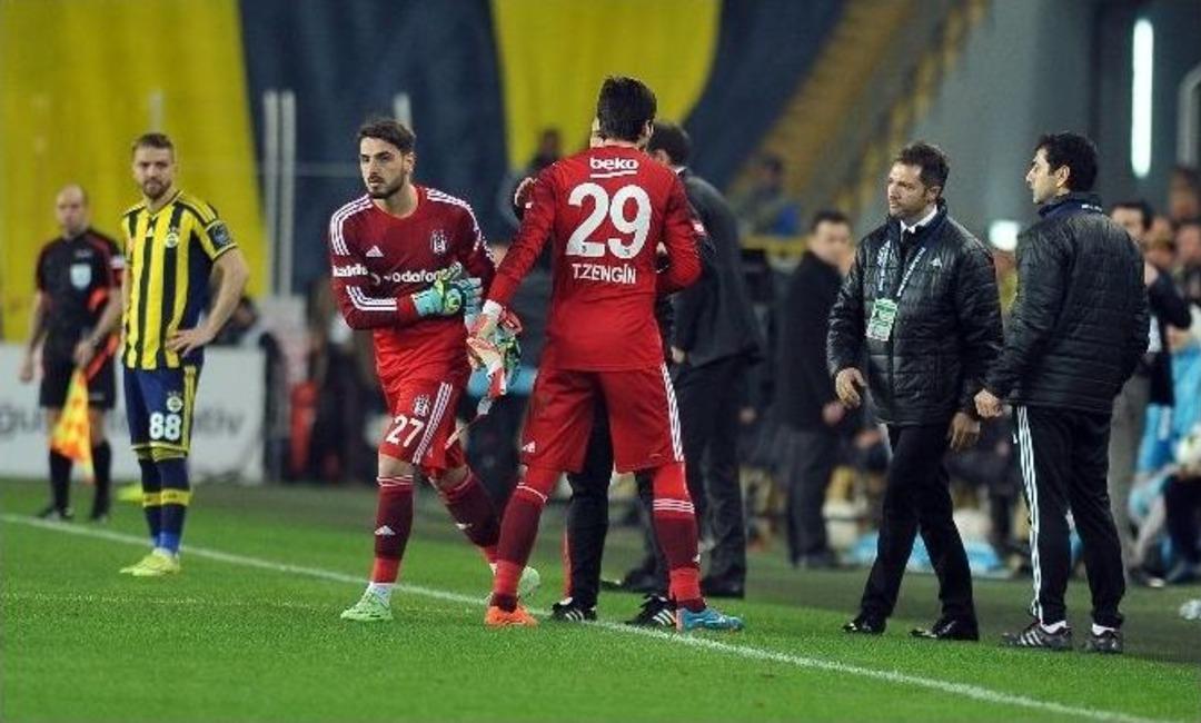 Tolga G&ouml;zyaşlarıyla Sahayı Terk Etti