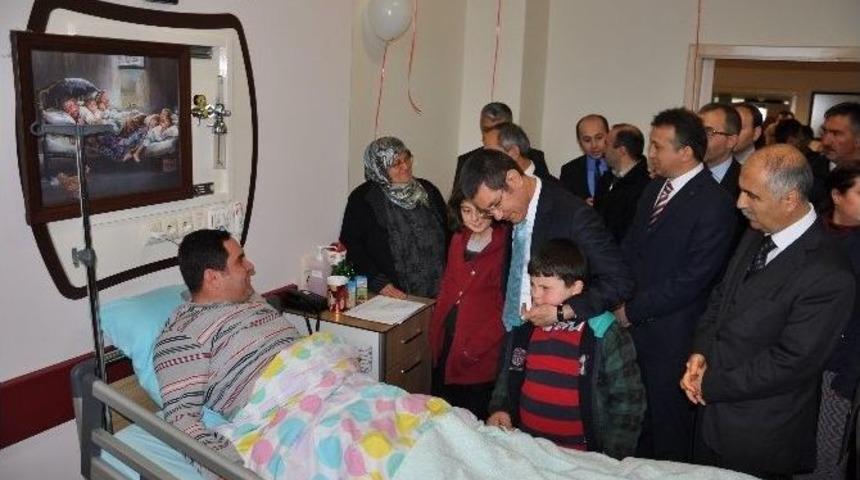 Bakan İle Hasta Mahkumun &Ccedil;ocuğu Arasında Duygulandıran Diyalog