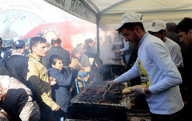 Üsküdar’da Düzenlenen ‘sucuk Festivali’nde Binlerce Kişiye Sucuk Dağıtıldı