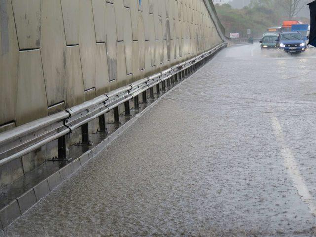 Yağmura yakalanan sürücüler zor anlar yaşadı