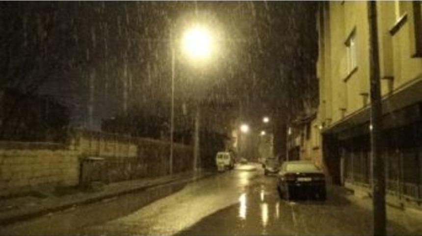 Iğdır&rsquo;da Sağanak Yağmur Yerini Kar Yağışına Bıraktı