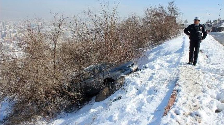 Kadın S&uuml;r&uuml;c&uuml; Ve Kızını U&ccedil;uruma D&uuml;şmekten Ağa&ccedil;lar Kurtardı