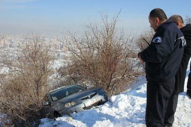 Kadın Sürücü Ve Kızını Uçuruma Düşmekten Ağaçlar Kurtardı