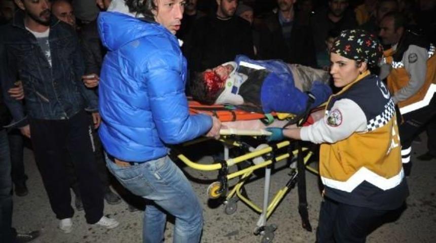 Kavşakta Kırmızı Işıkta Ge&ccedil;en Tır, Kazaya Neden Oldu