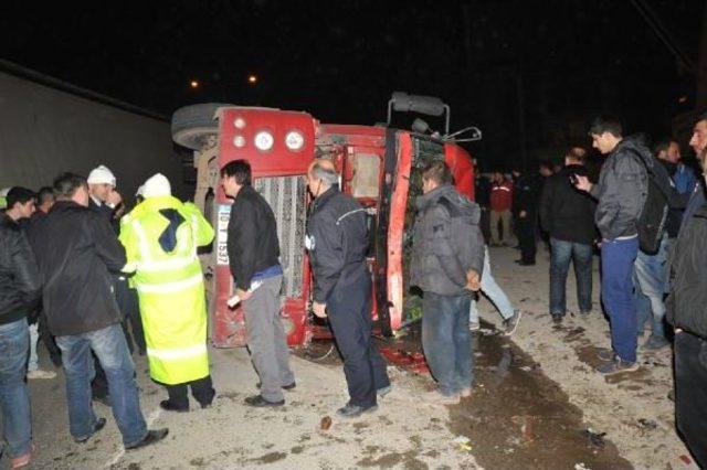 Kavşakta Kırmızı Işıkta Geçen Tır, Kazaya Neden Oldu