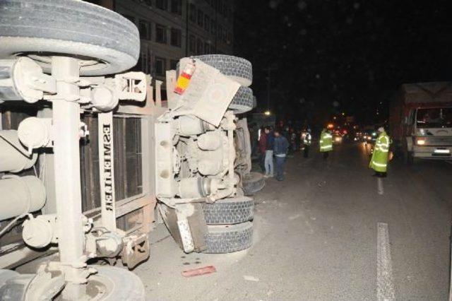 Kavşakta Kırmızı Işıkta Geçen Tır, Kazaya Neden Oldu