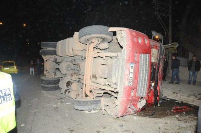 Kavşakta Kırmızı Işıkta Geçen Tır, Kazaya Neden Oldu