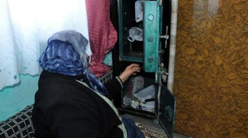 Maskeli Hırsız, 76 Yaşındaki Kadının Parasını &Ccedil;aldı