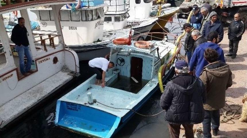 Sinop&rsquo;ta Liman İ&ccedil;erisinde Kayık Battı