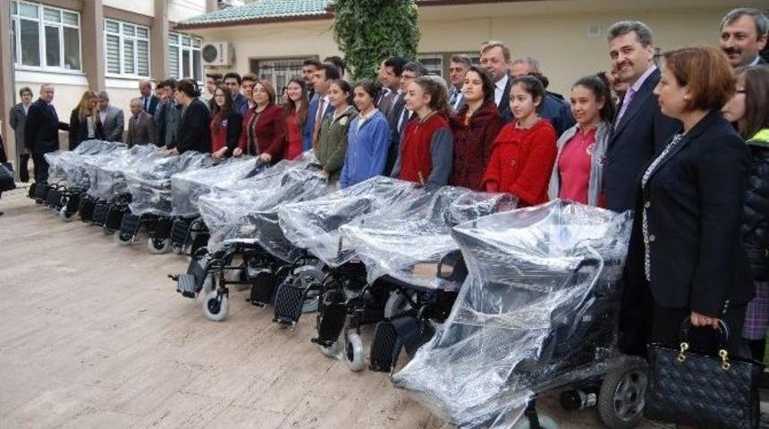 Aydınlı &Ouml;ğrencilerden Yaşlılara 10 Adet Tekerlikli Sandalye