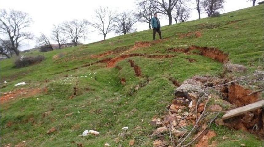 (&ouml;zel Haber) Sındırgı&rsquo;da Korkutan Heyelan