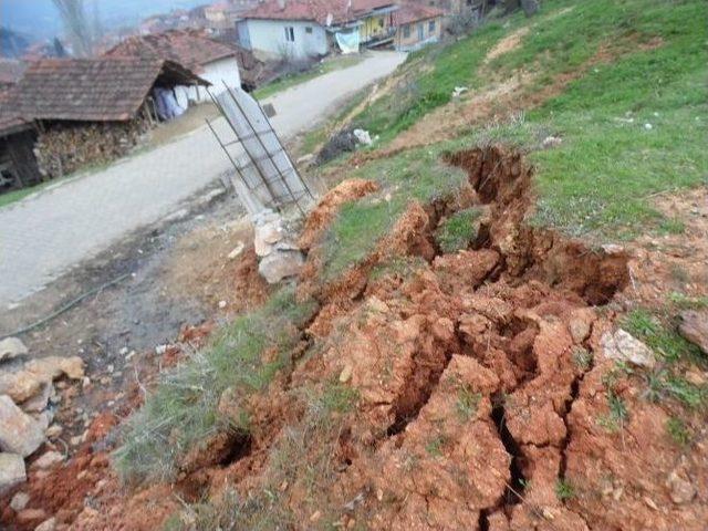 (özel Haber) Sındırgı’da Korkutan Heyelan