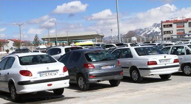 Araçlarını Park Edip Uçakla Gidiyorlar