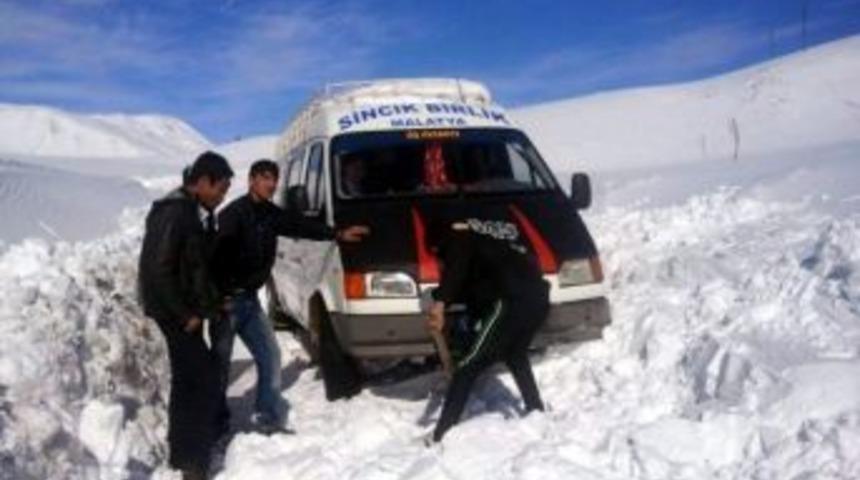 Yolda Kalan &Ouml;ğrenci Servisi Kurtarıldı