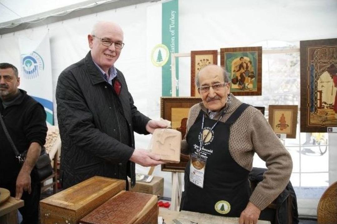 Başkan Kurt&rsquo;tan T&uuml;rk Ahşap Sanat&ccedil;ılarına B&uuml;y&uuml;k &Ouml;vg&uuml; Ve Jest
