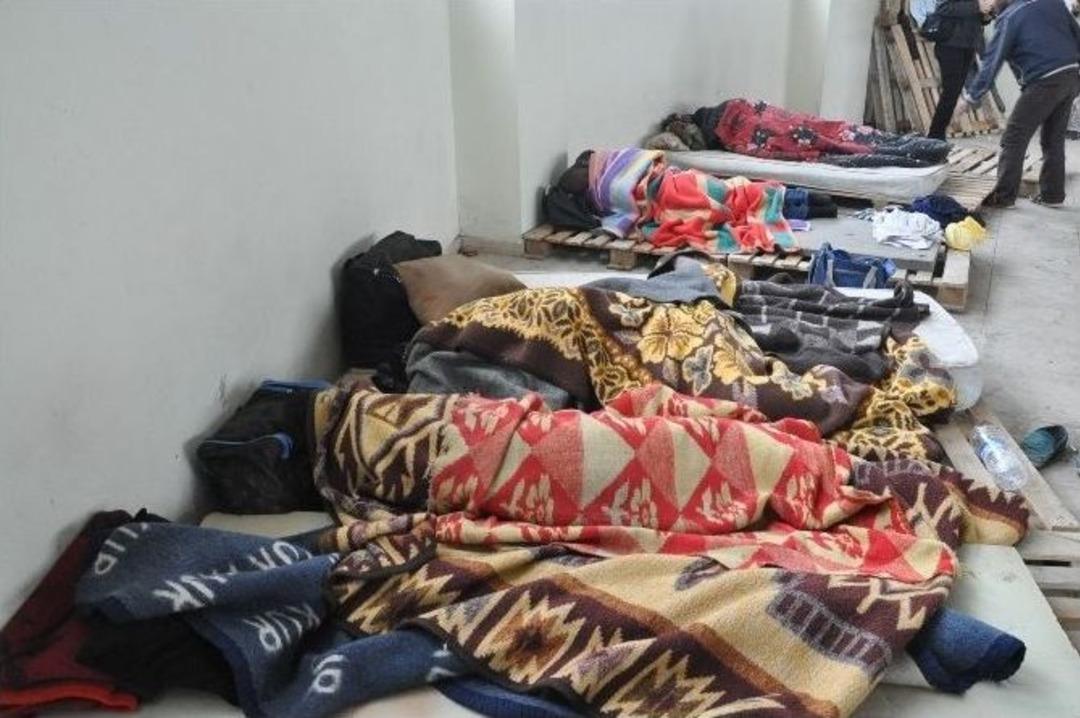 Irak&rsquo;a Ge&ccedil;mek İ&ccedil;in Otogarda Konaklayan Aileler, Yardım Bekliyor