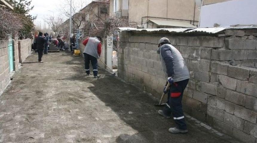 İzzet Paşa Mahallesinde Yol Kaplamaları Yenileniyor