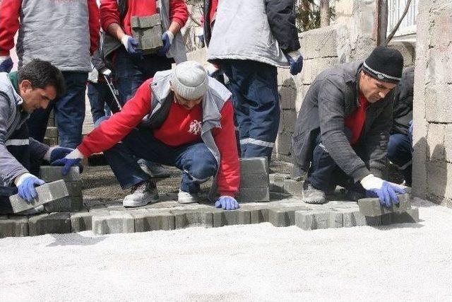 İzzet Paşa Mahallesinde Yol Kaplamaları Yenileniyor