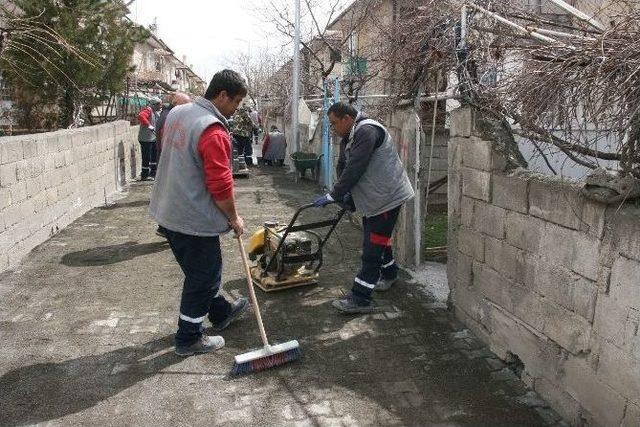 İzzet Paşa Mahallesinde Yol Kaplamaları Yenileniyor