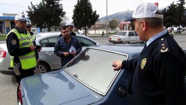 Ceza Kesilen S&uuml;r&uuml;c&uuml;, Aracına Argo Yazı Yapıştırdı 1