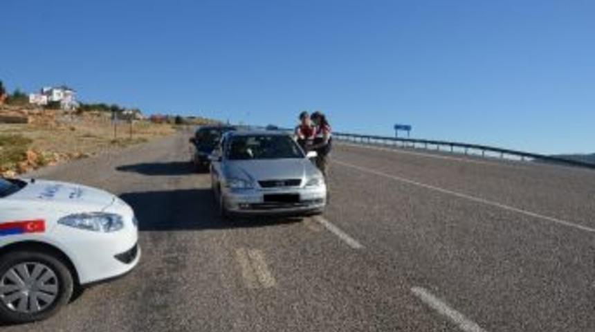 Jandarma Devriyeler Sırasında Aranan 683 Kişiyi Yakaladı