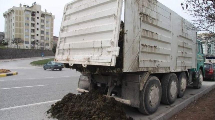 Gaziantep&rsquo;te Kamyondan Yola D&ouml;k&uuml;len G&uuml;bre Tehlikeye Neden Oldu
