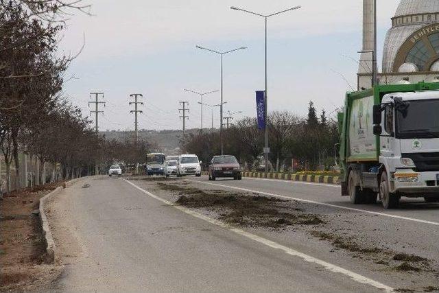 Gaziantep’te Kamyondan Yola Dökülen Gübre Tehlikeye Neden Oldu