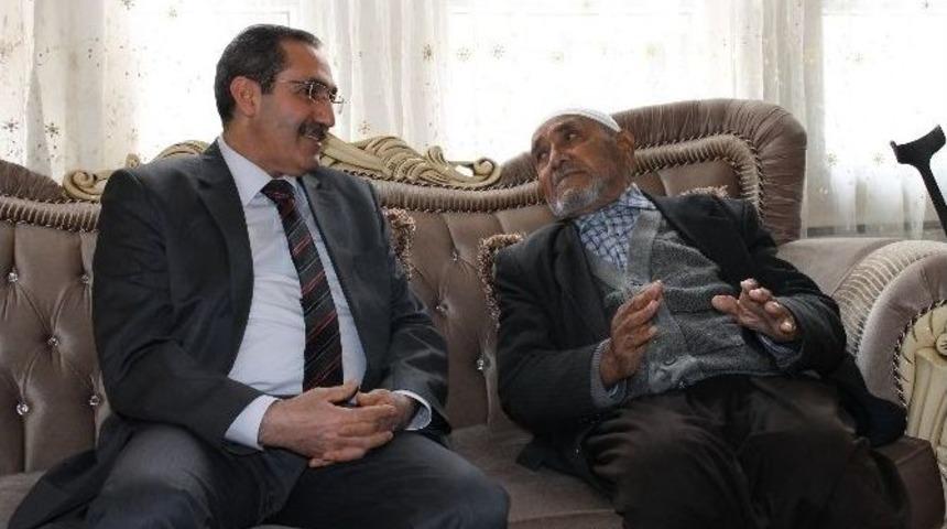 Dicle Elektrik Yaşlıları G&uuml;n&uuml;&rsquo;n&uuml; Unutmadı