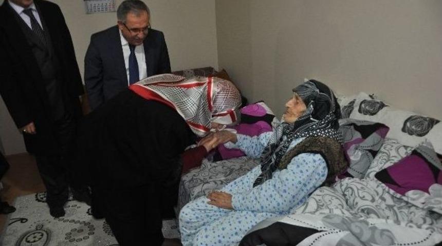 Vali Nayir Eşi İle Birlikte 104 Yaşındaki Arzu Nineyi Ziyaret Etti
